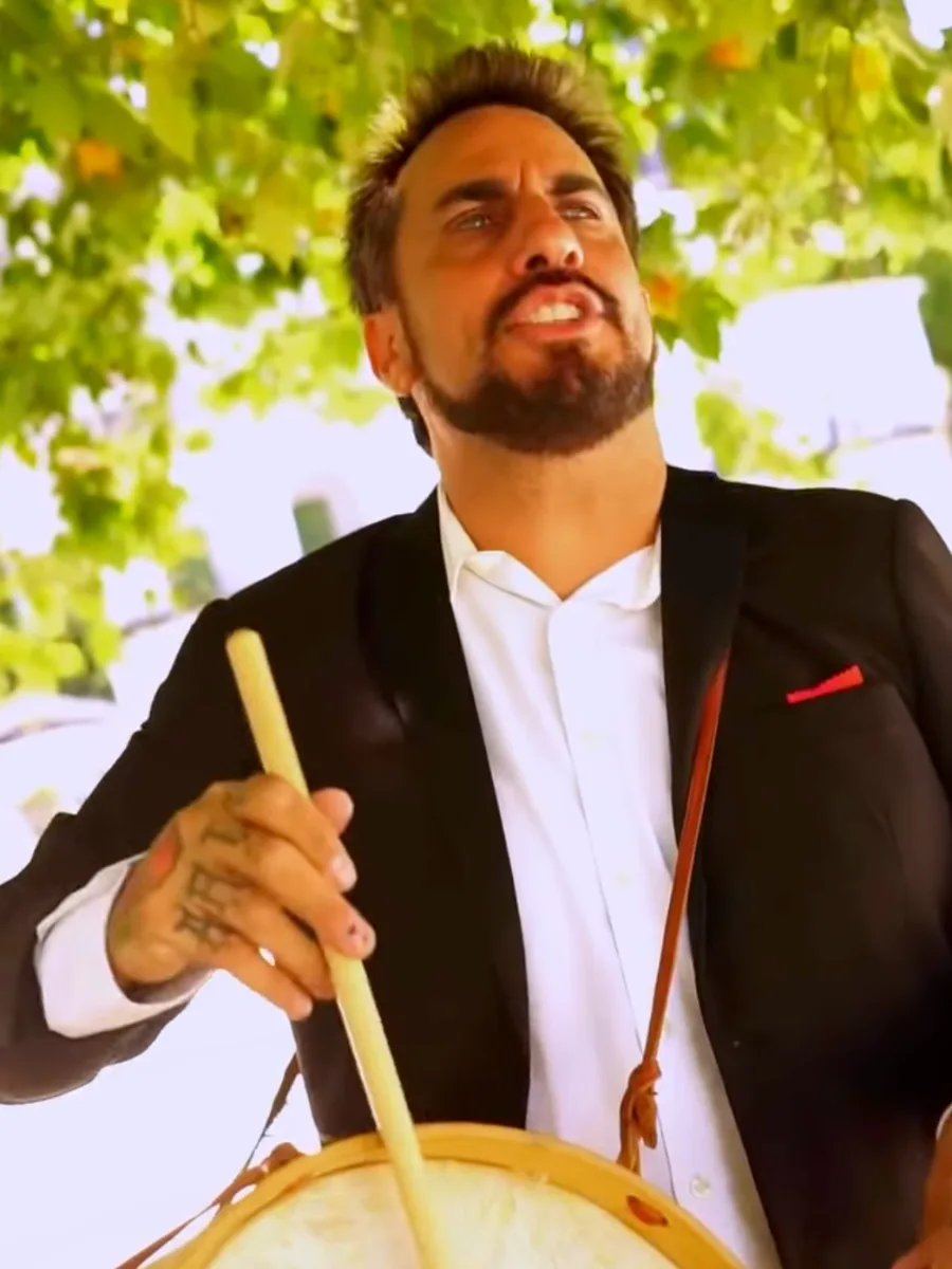 Francisco Alvero tocando el bombo legüero de traje