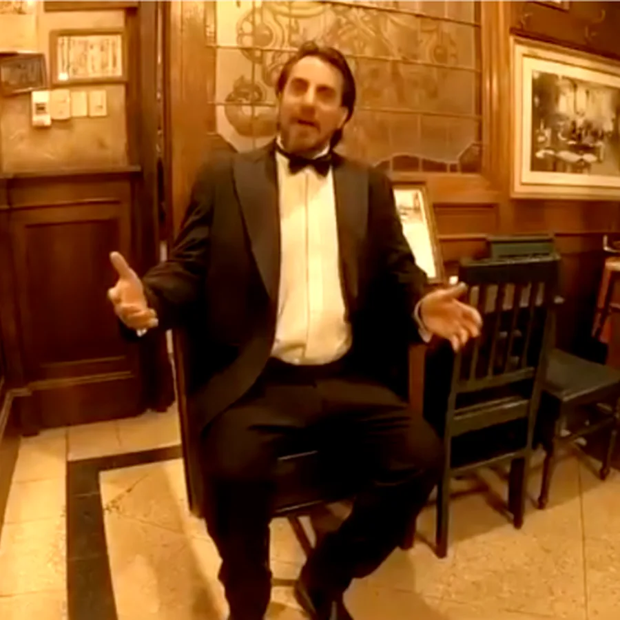 Francisco Alvero de traje cantando en un bar notable