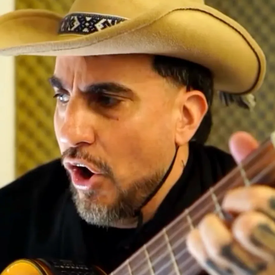 Francisco Alvero con sombrero y guitarra criolla