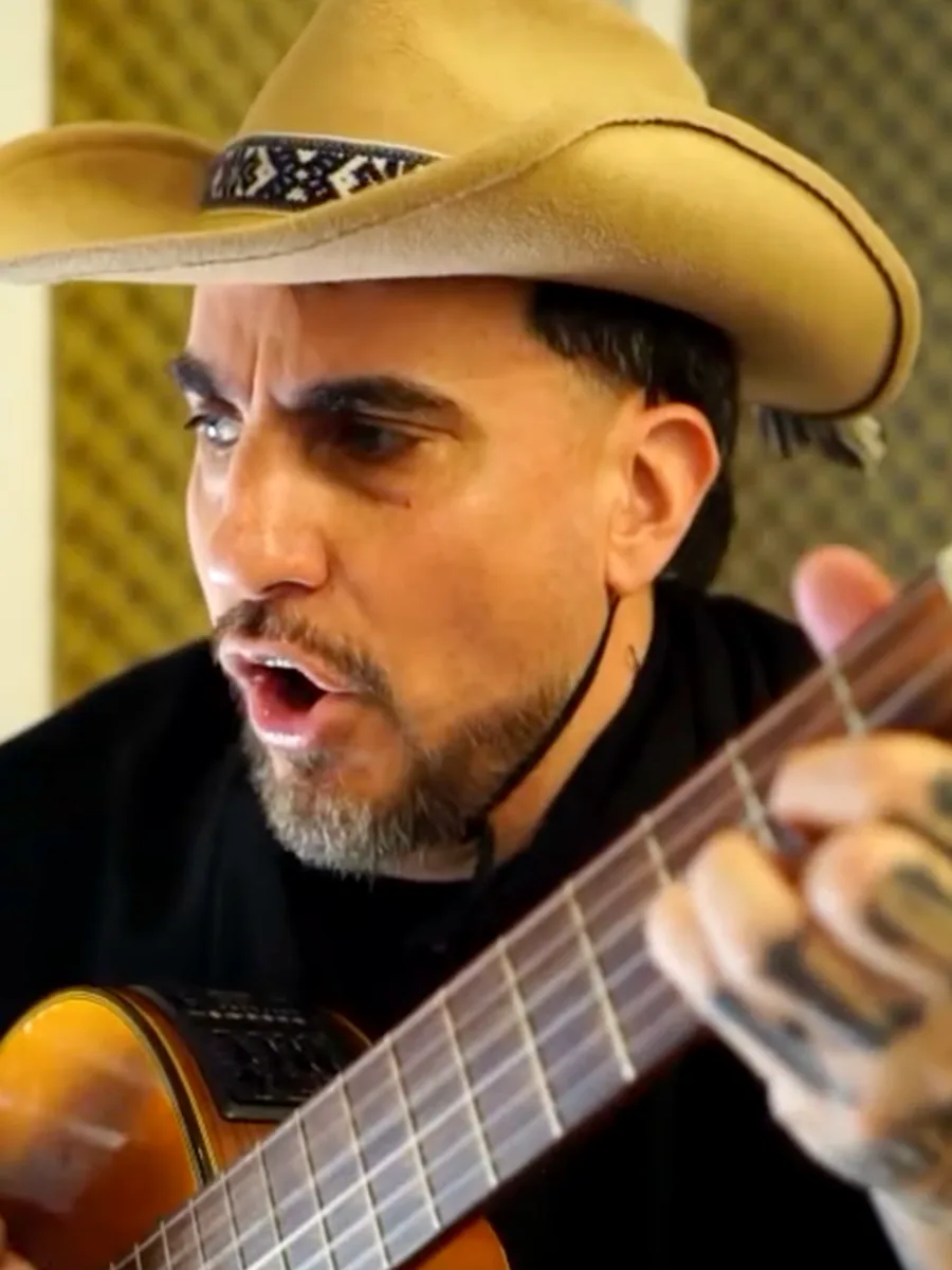 Folklore: Guitarra, bombo y poncho