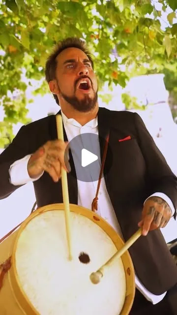Bombo legüero y traje