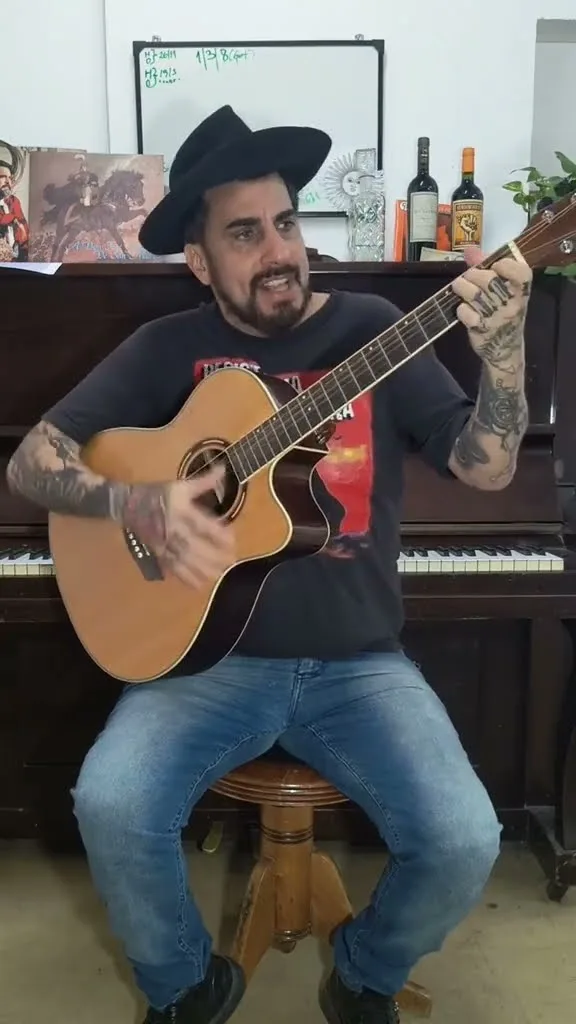Francisco Alvero cantando La Telesita con guitarra