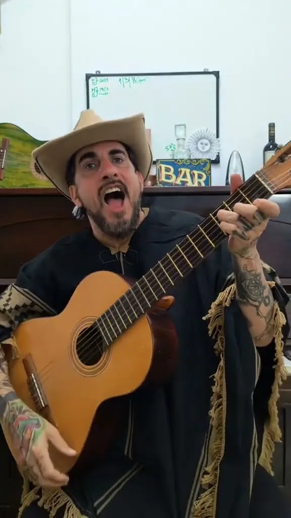 Francisco Alvero cantando Zamba La Engañera con guitarra