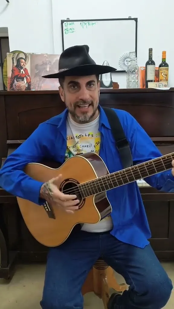 Francisco Alvero cantando Amor salvaje con guitarra